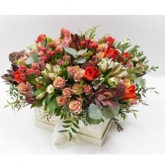 Mischblumen und Rosen in einer Box
